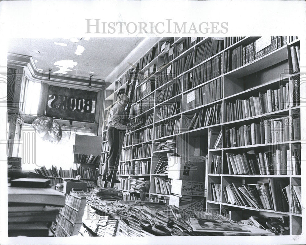 1974 Press Photo Browsers Books Store Howard De Vere. - Historic Images