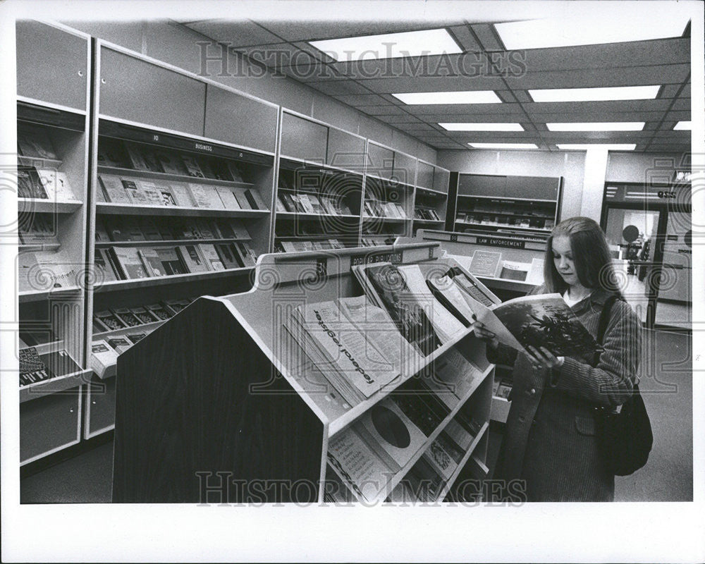 1973 Press Photo Mrs Krystina Srinivasan Fraser Book Display Bookstore - Historic Images