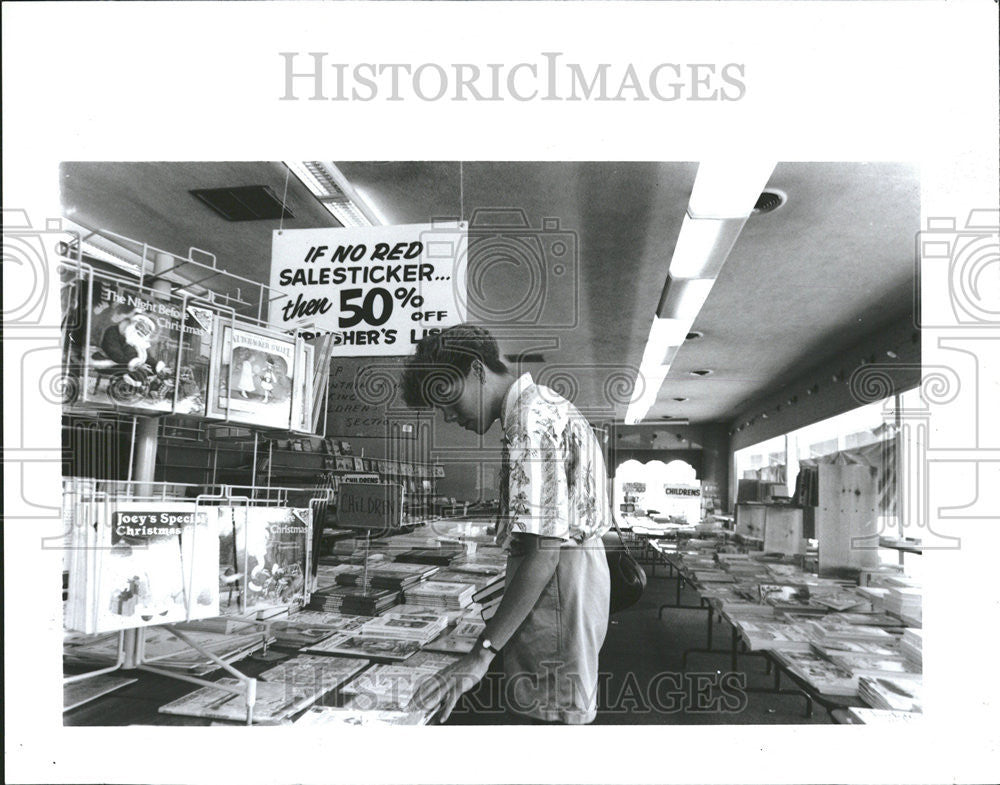 1991 Press Photo Elizabeth Young of Auburn Hills checks prices at Bargain Books - Historic Images