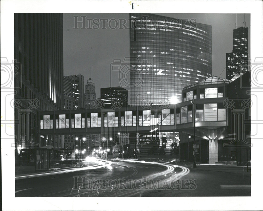 1988 Press Photo Merchandise Mart Apparel Center Bridge Chicago - Historic Images