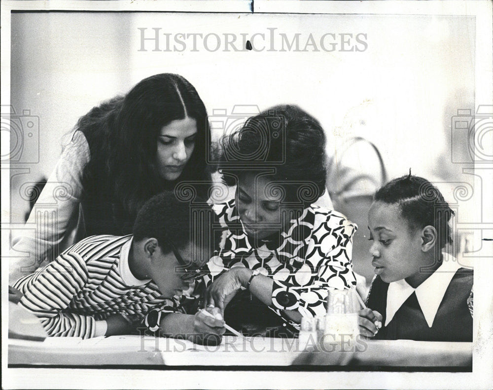 1971 Press Photo Montgomery Ward Company Volunteer Teaching Session - Historic Images