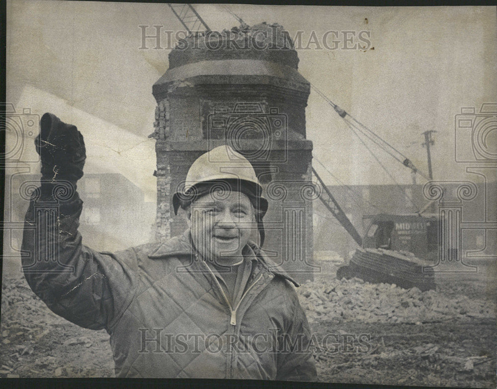 1975 Press Photo Tomy Patrick Crane Operator Midwest Wrecking Co. - Historic Images