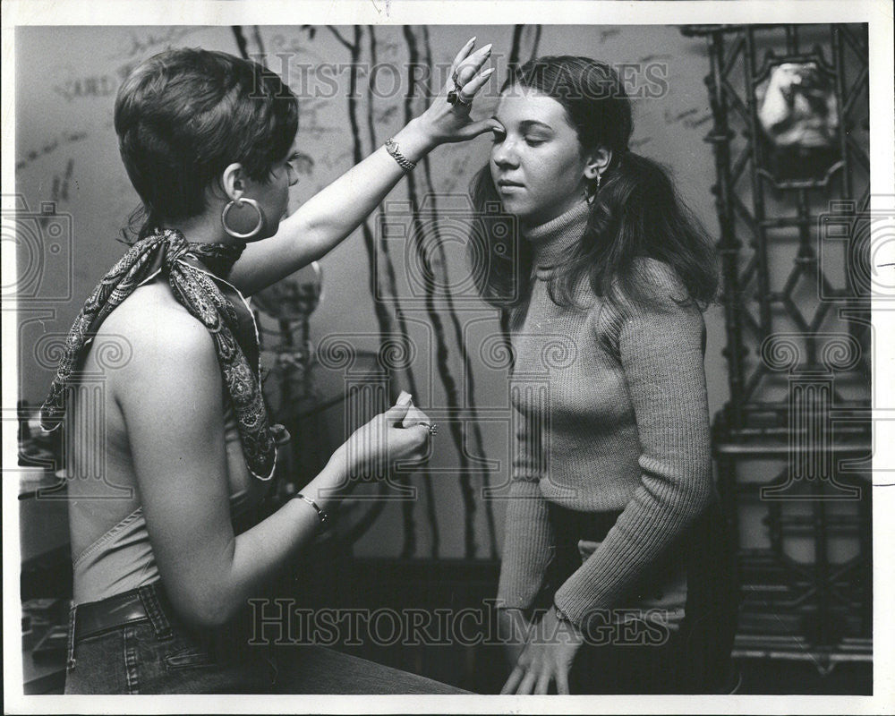 1972 Press Photo Miggy Teen Cosmetic Boutique Chicago - Historic Images