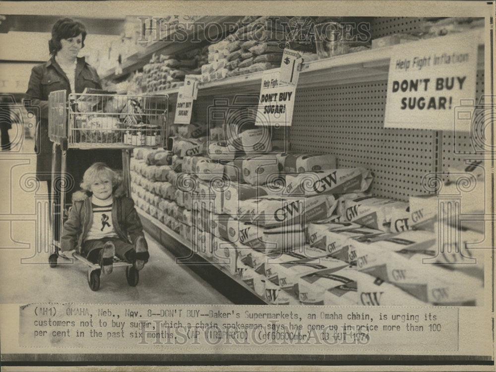 1974 Press Photo Bakers Supermarkets Omaha Chain Customer Sugar Price Increase - Historic Images