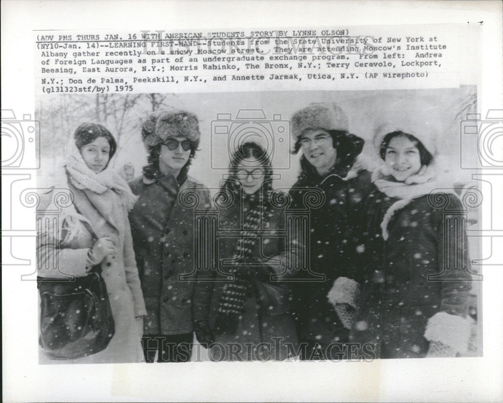 1975 Press Photo US Student on a Snowy Moscow Street. - Historic Images