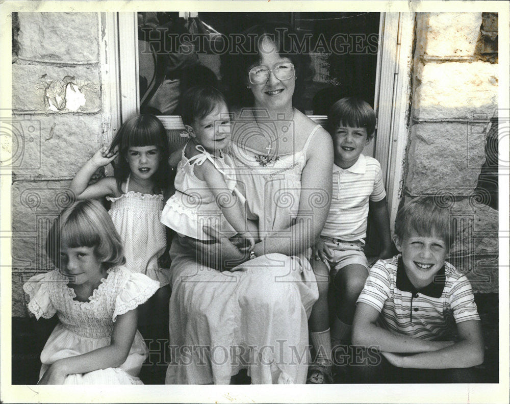 1984 Press Photo Midwife Kathy Busch Shanon Katie Cara Brian home - Historic Images