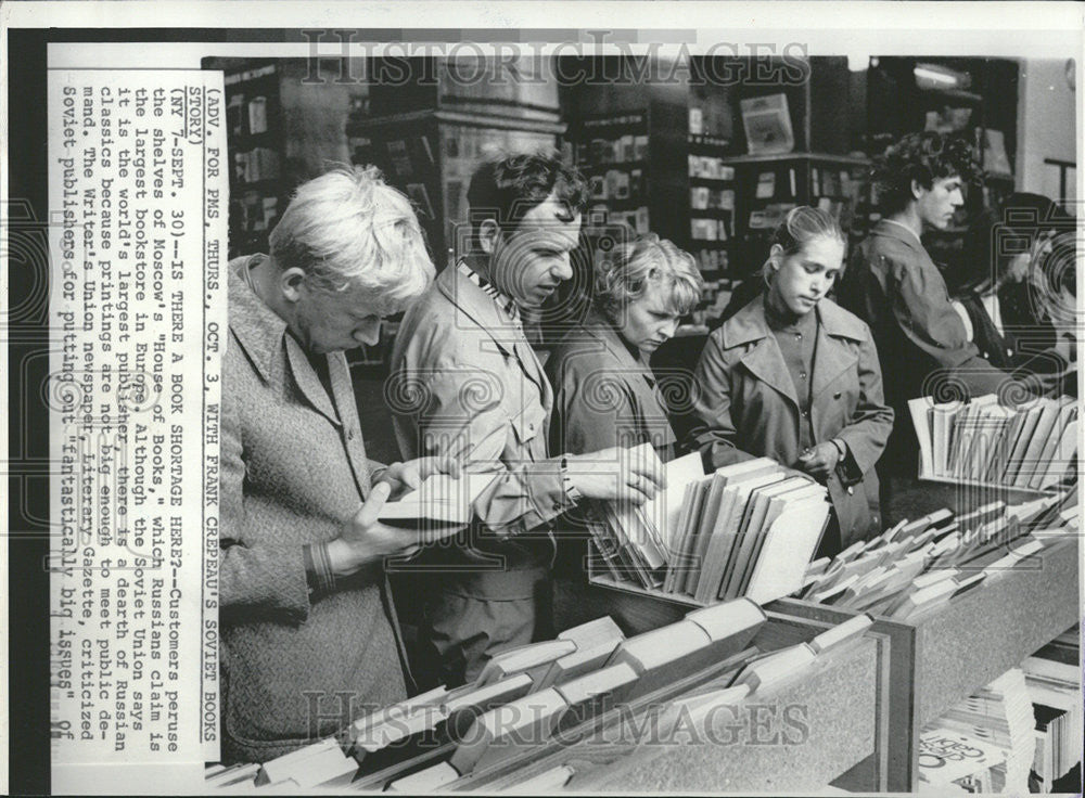 1974 Press Photo Customer Shelves Moscow House Book Russians Claim Large Book - Historic Images