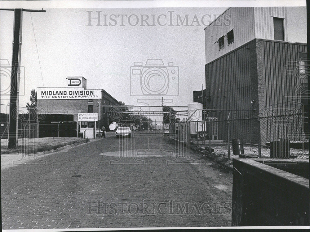 1970 Press Photo Midland Division Dexter Corp gate across street leading lake - Historic Images