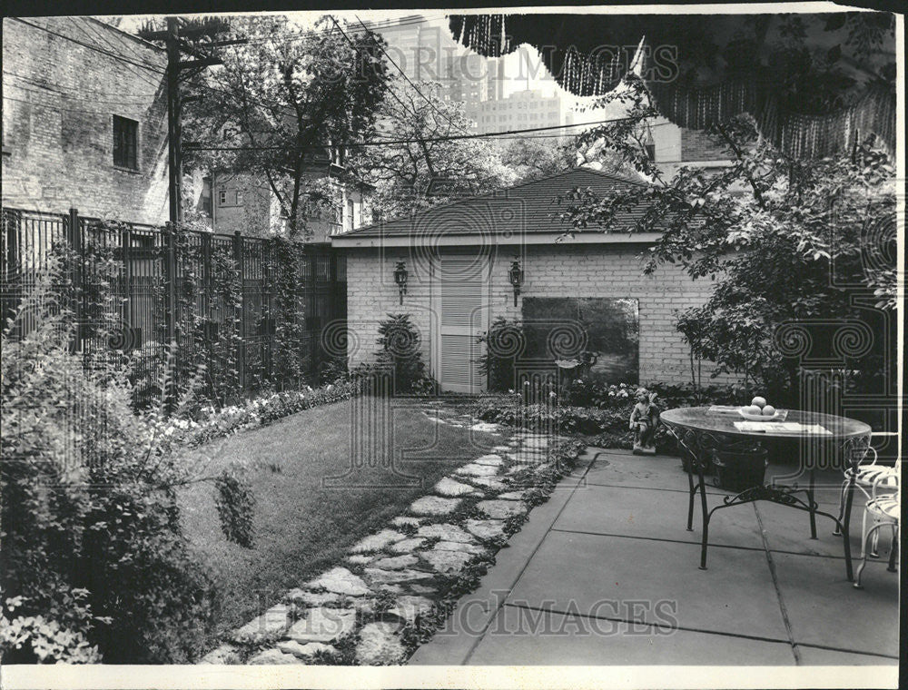 1965 Press Photo Benjamin Warrens II Garden garage sculptures Plant Flowers - Historic Images