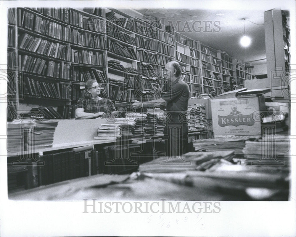 1969 Press Photo Woman book store man purchases Roto photographer - Historic Images