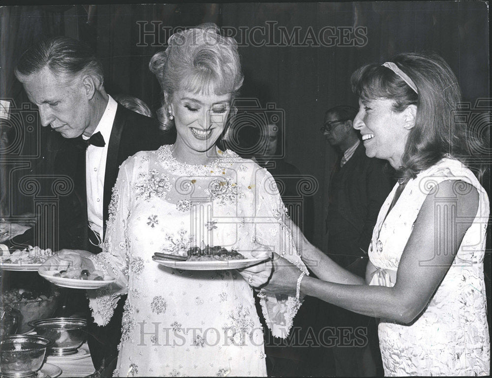 1968 Press Photo Francine Stuart buffet table wife Celeste Holm Wesley Addy - Historic Images