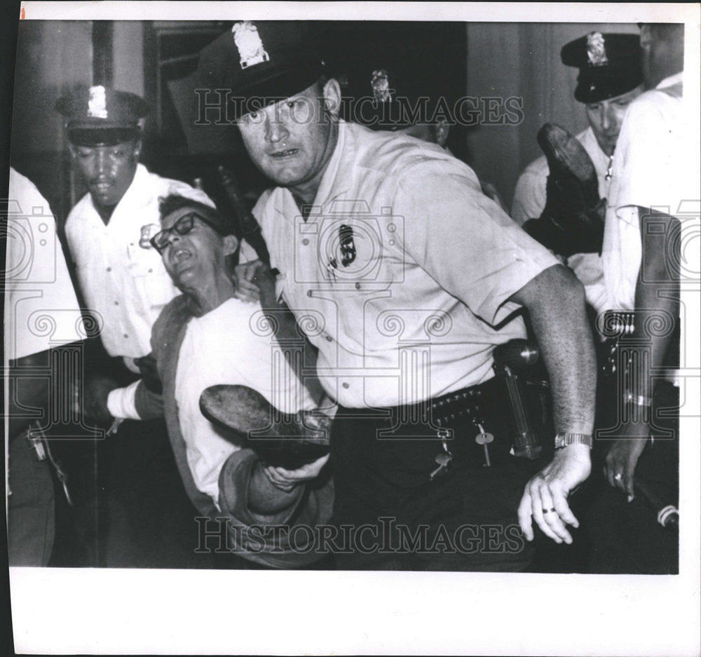 1963 Press Photo Police Student Committee Cuba Hall tumultuous midnight - Historic Images