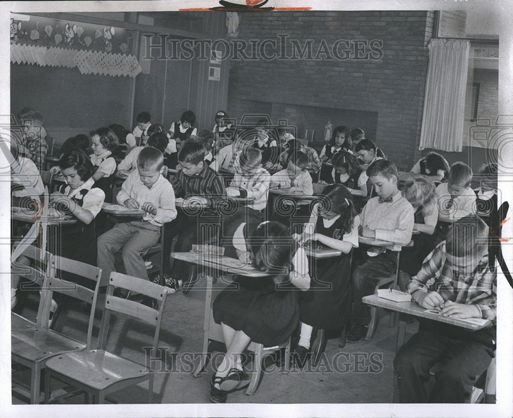 1957 Press Photo Our Lady Sorrows Farmington Michigan school room children - Historic Images