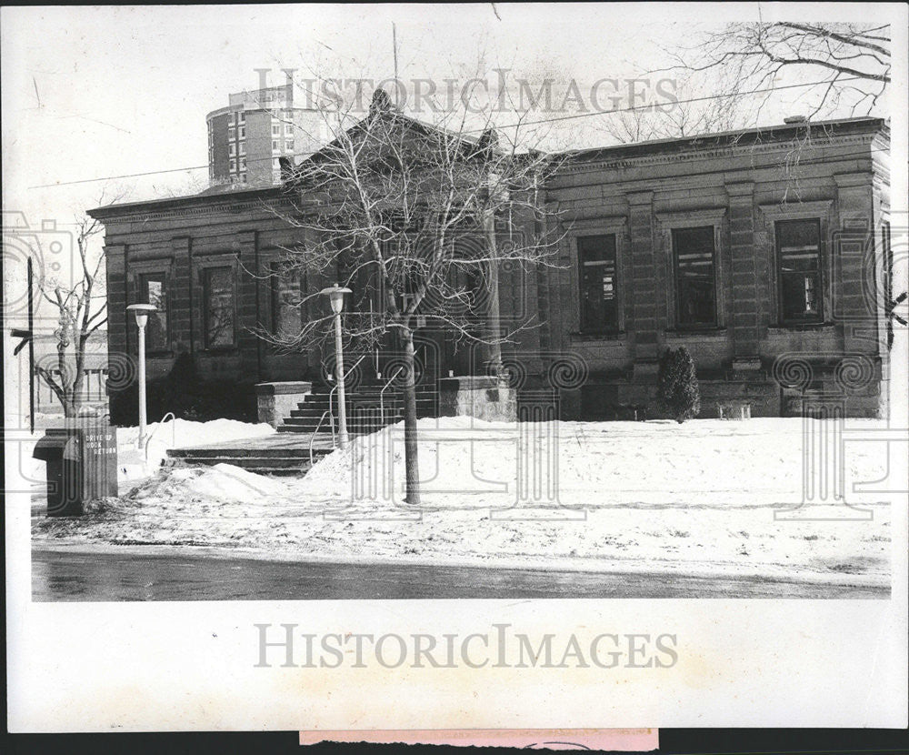 1977 Press Photo Carnegie Library Escanaba Charles Symon Important Book - Historic Images