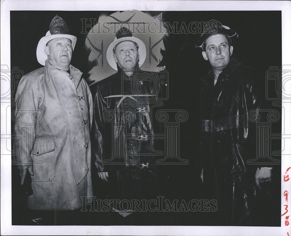 1961 Press Photo Retired Fire Chief Blohm Fire Commissioner Mendelssohn - Historic Images