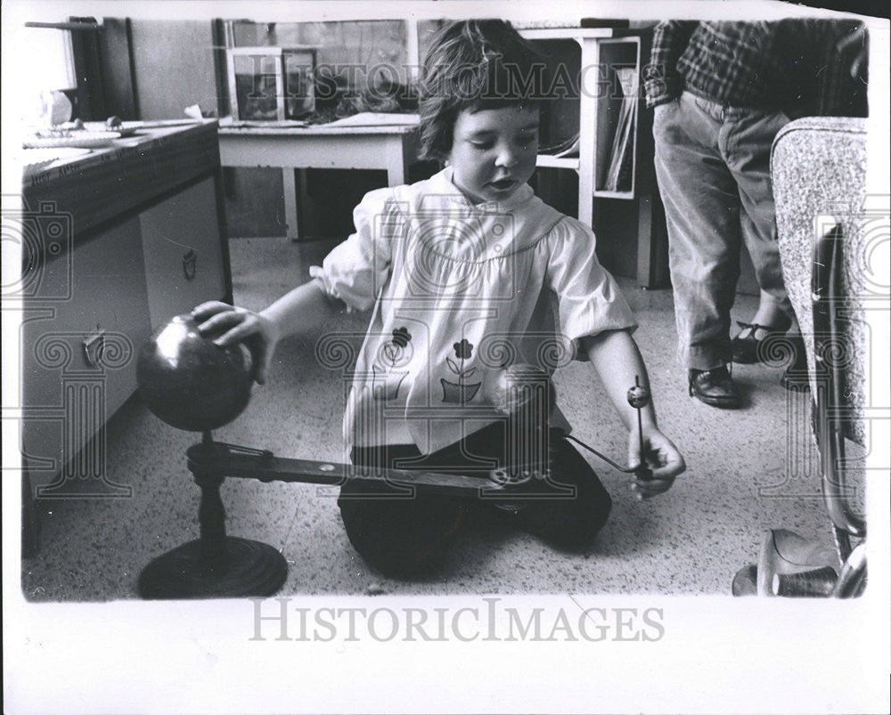 1962 Press Photo Deneau Rose Mary Druar Science children - Historic Images