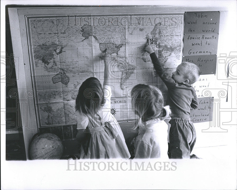 1962 Press Photo Kids Looking At The Map - Historic Images