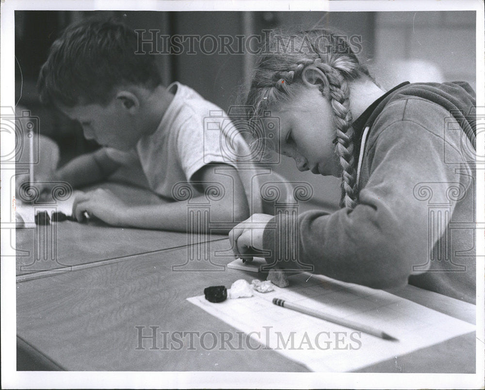 1963 Press Photo Children Learn Science Geology Cataloging Rocks Charts - Historic Images