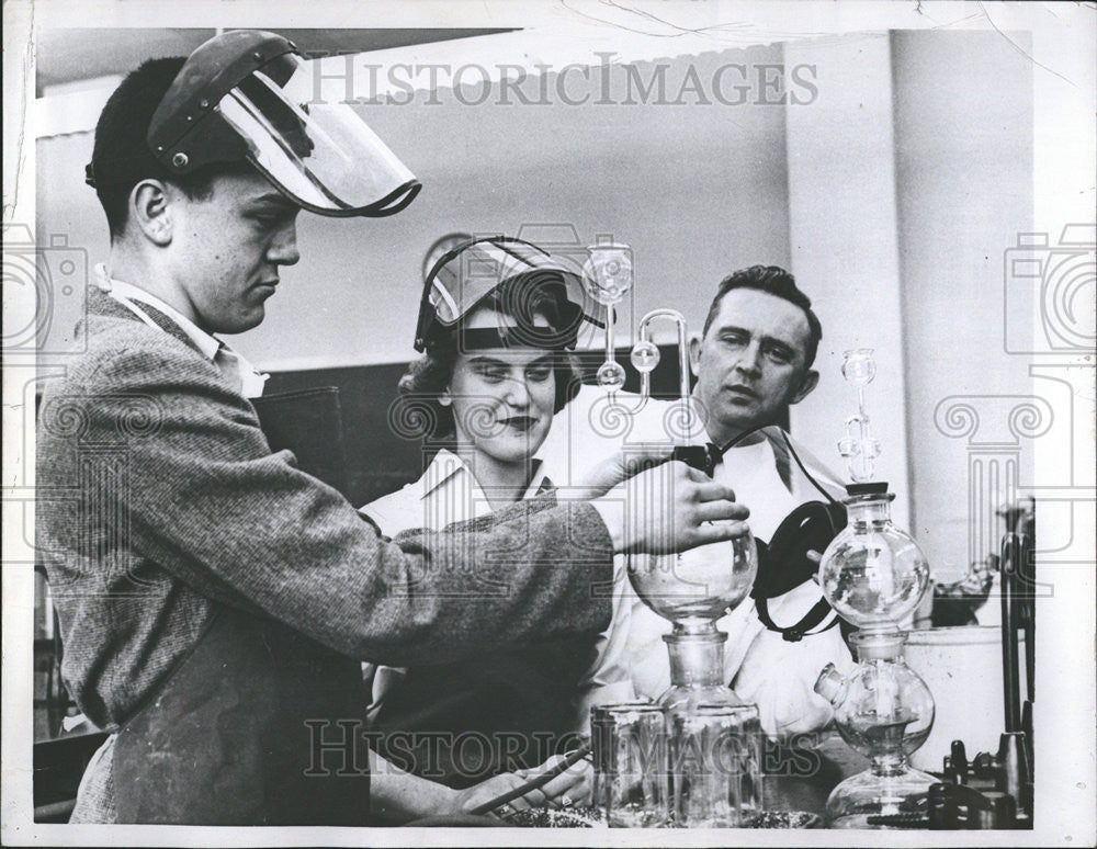 1958 Press Photo High school science students practicals laboratory - Historic Images