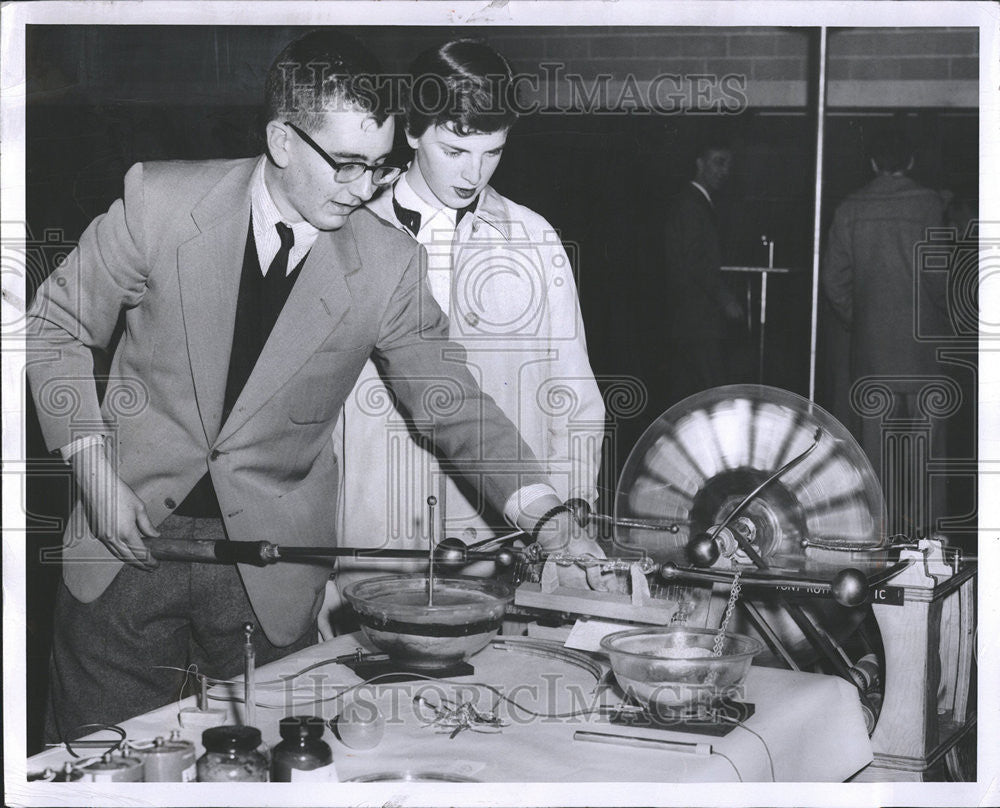 1958 Press Photo Teenagers Rutkowski Michaels Science Fair - Historic Images