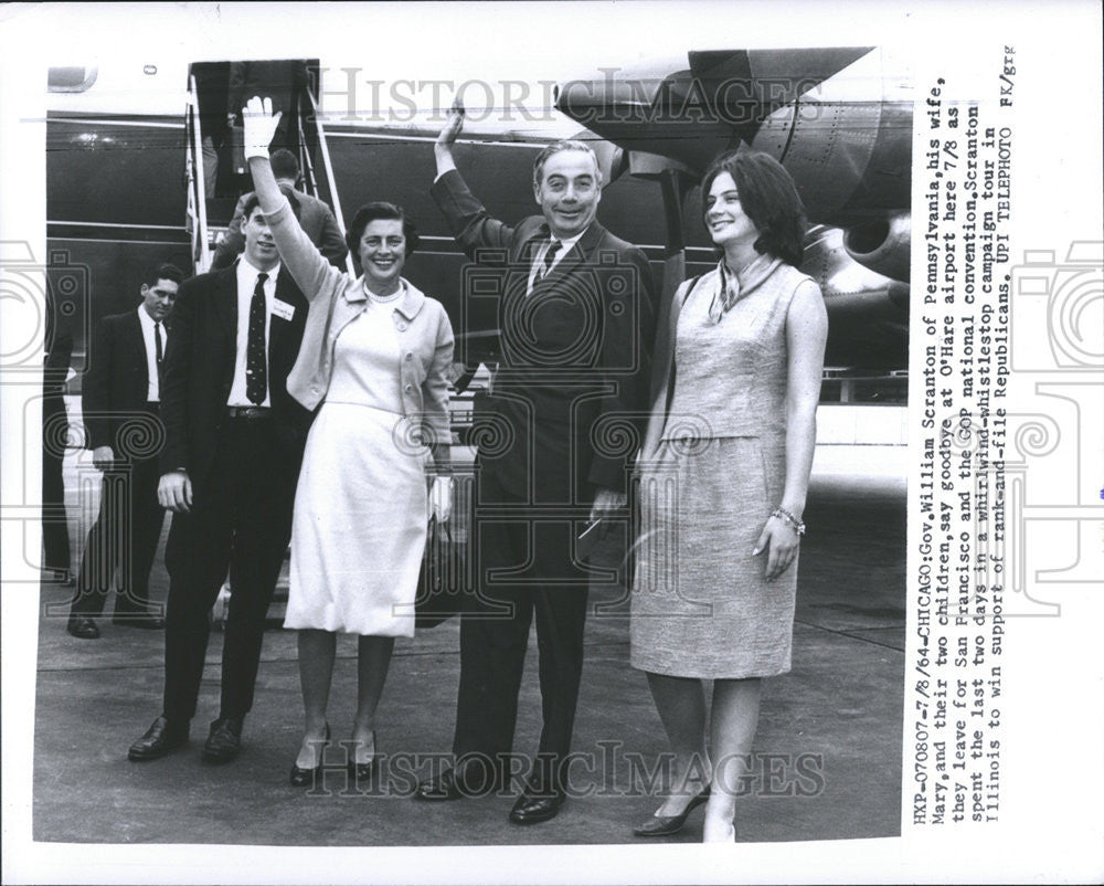 1964 Press Photo William Scranton Pennsylvania O&#39;Hare airport Mary wife - Historic Images