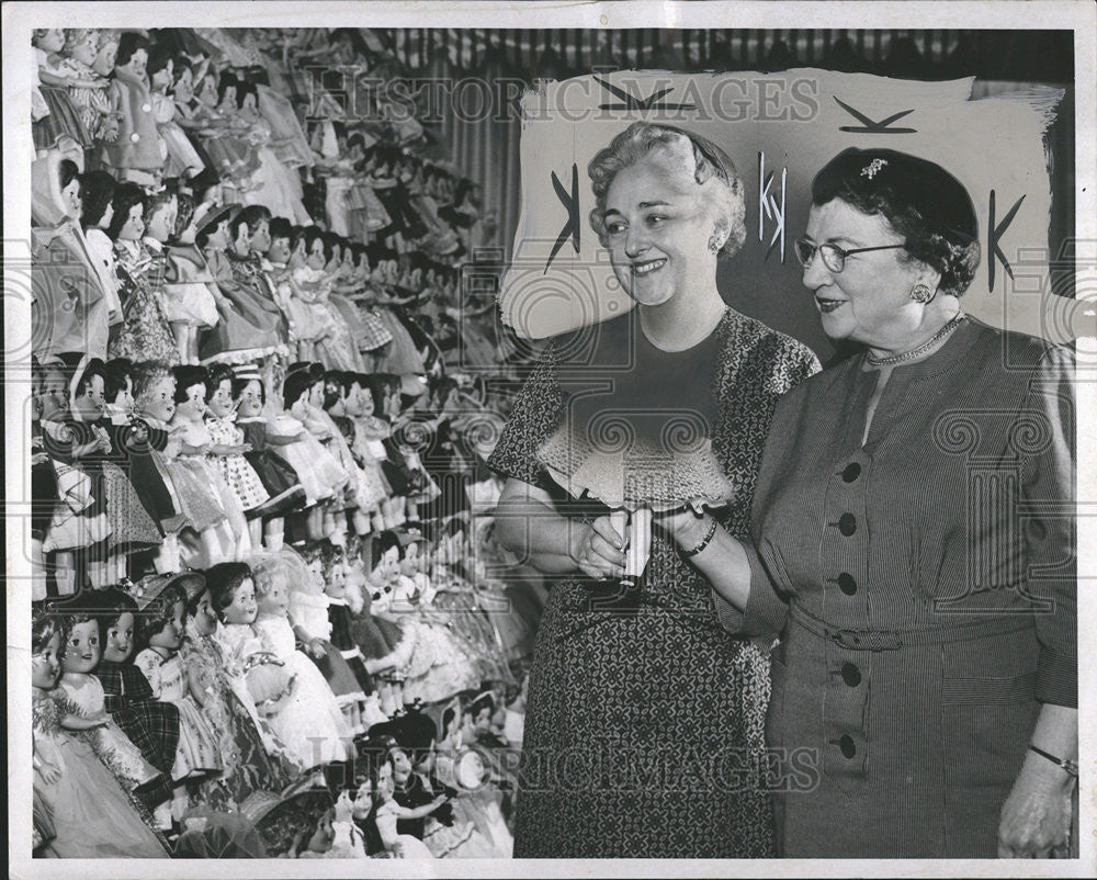 1958 Press Photo Ford Girls Club Frank Brady John Scallen Judge dolls - Historic Images