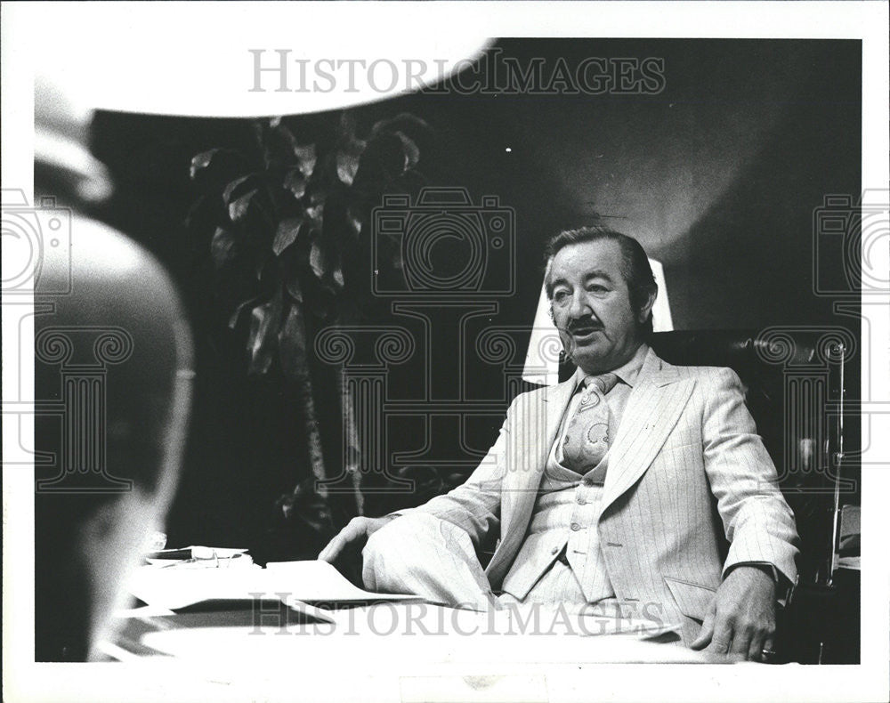 1980 Press Photo Glenn Brewer hotel executive businessman office room - Historic Images