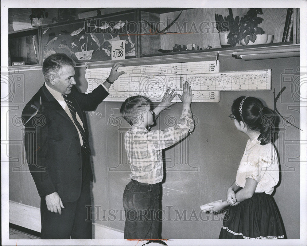 1960 Press Photo Andrew Schott Maths Professor Greenfield School Grade - Historic Images