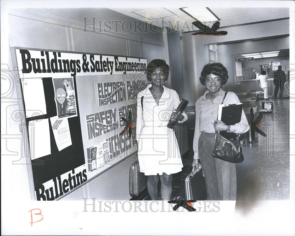 1974 Press Photo Buildings Safety EngineeringMea Pitts Leona Mathis - Historic Images