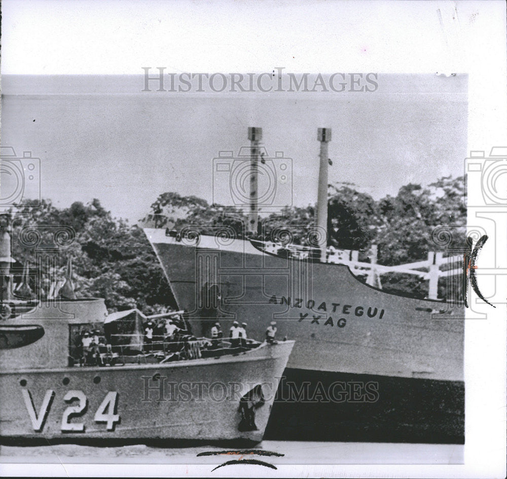 1963 Press Photo Freighter Hijacking boats - Historic Images