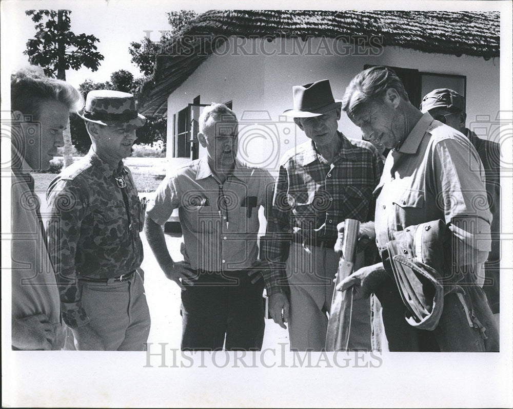 1995 Press Photo Men Looking At A Weapon - Historic Images