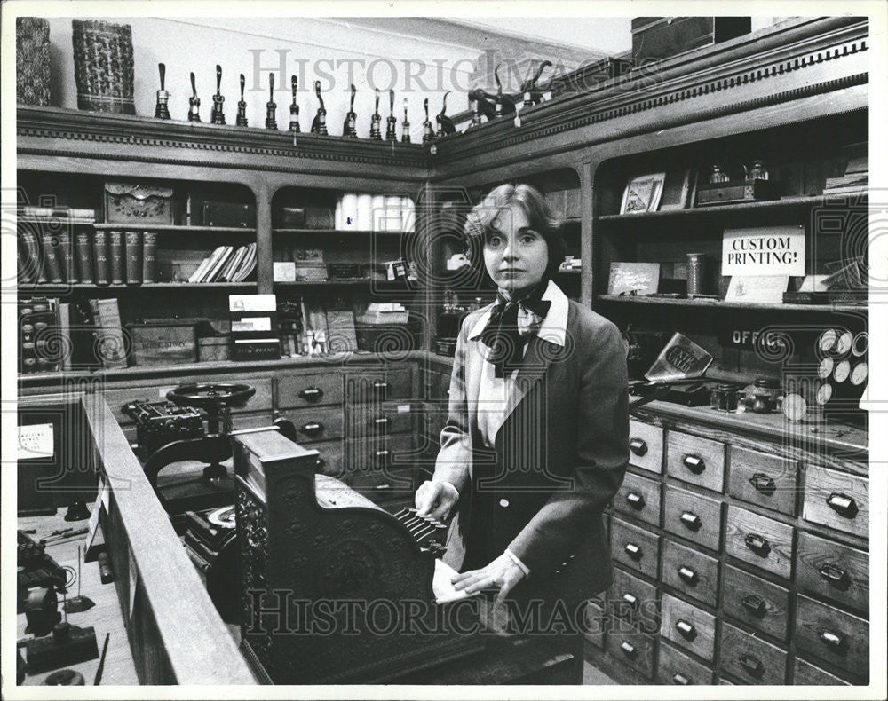 1980 Press Photo Drug store Stationary shop Detroit Historical Museum Anita - Historic Images