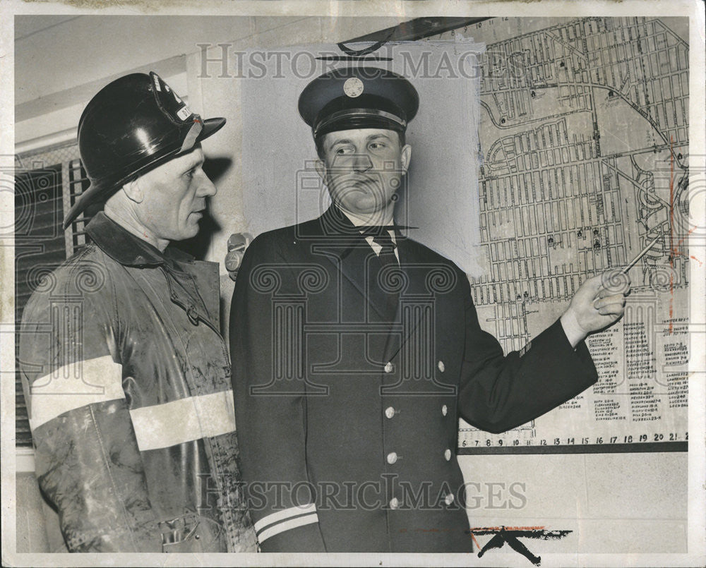 1956 Press Photo CHIEF HARY MARTIN  AGENT J.WAYNE PARKS - Historic Images