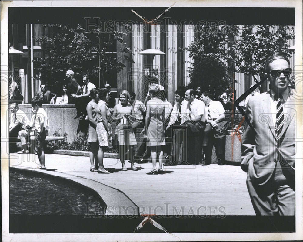 1969 Press Photo Park Kennedy Grove Regional Recreation Area Small Group Picnic - Historic Images