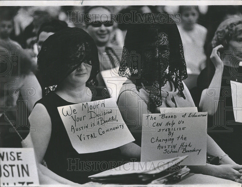 1968 Press Photo Board Education town hall Wear black rejection Austin High - Historic Images