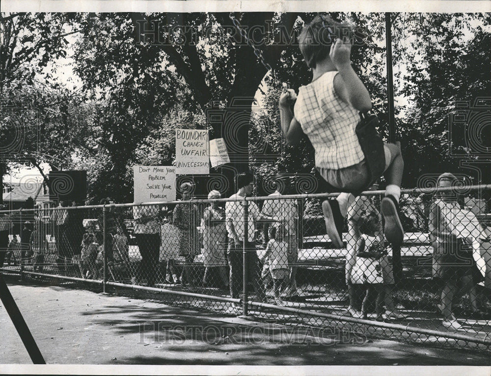 1968 Press Photo Girl swing Barton School neighboring residents protest Wolcott - Historic Images