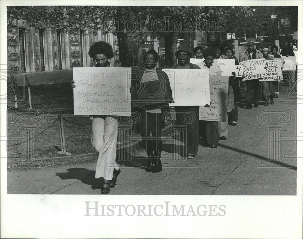 1997 Press Photo THE BRADWELL SCHOOL PARENTS PICKET  POOR CONDITIONS SCHOOLS - Historic Images