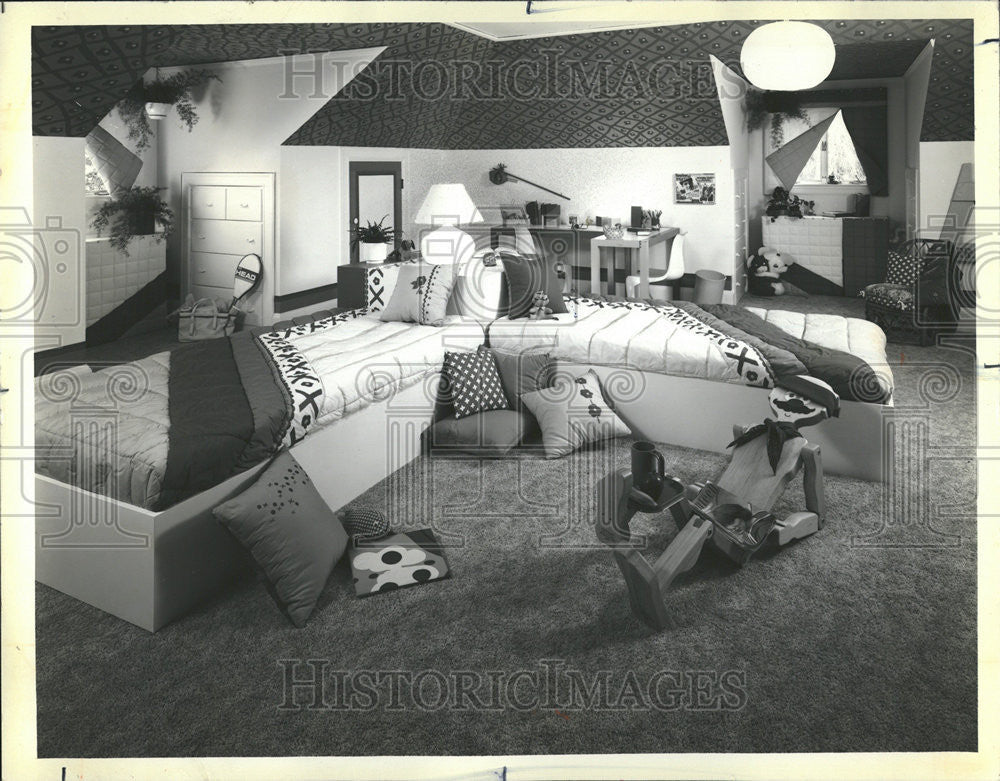 1978 Press Photo Children attic room windows beds floor carpet warm - Historic Images