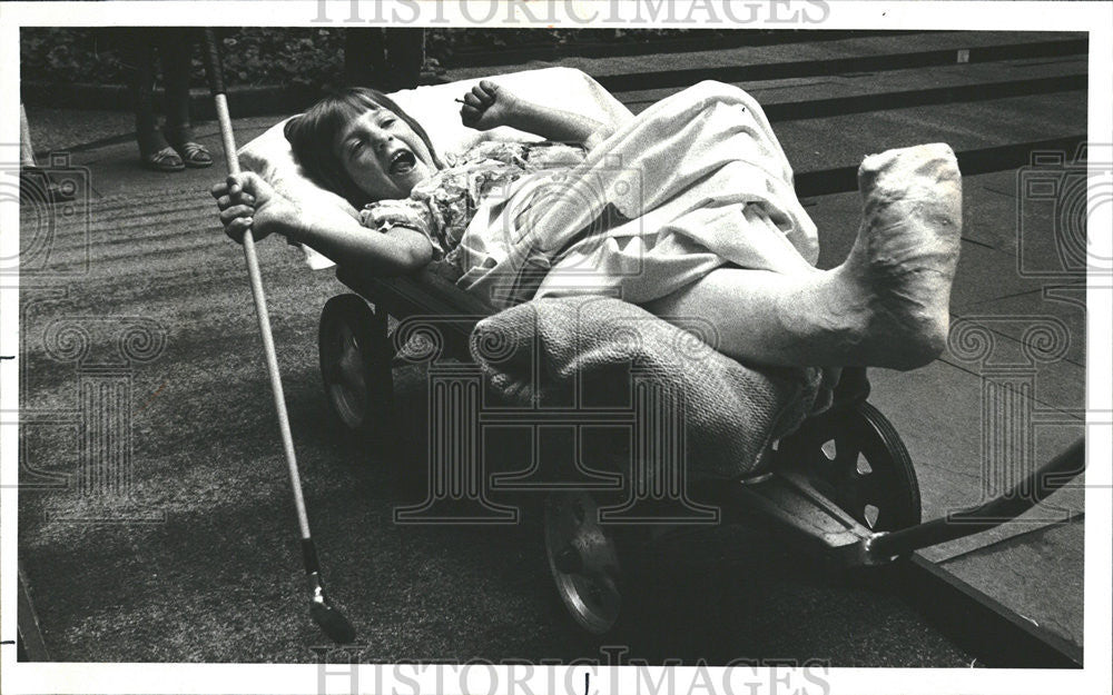 1977 Press Photo Darla Wilson patient Children memorial ball Charles Mikuta - Historic Images