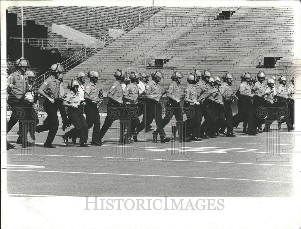 1971 Press Photo Chicago Bear Work Football Game Soldier Field Artificial Turf - Historic Images