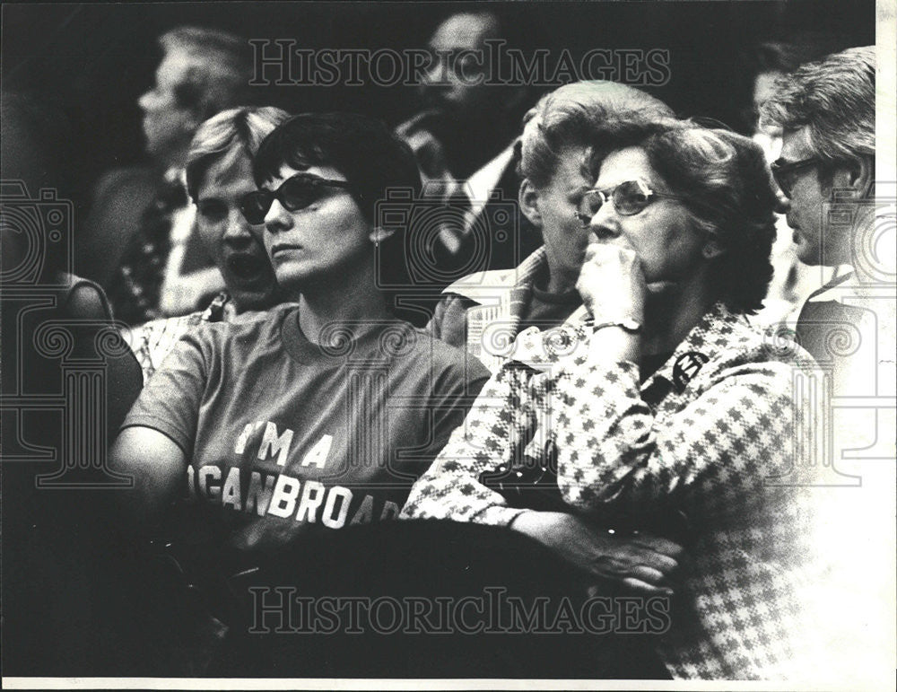 1977 Press Photo School Brd Meeting Bogan Anti Bussino Advocates - Historic Images