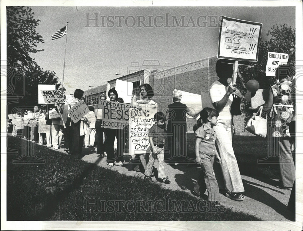 1977 Press Photo Demonstrators picket Dawes Elementary School Street Black Pupil - Historic Images