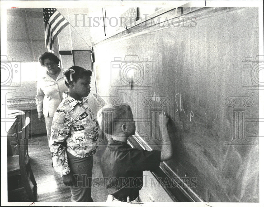 1977 Press Photo Young John Velinski Mary Jo Caston Garvey School class room - Historic Images