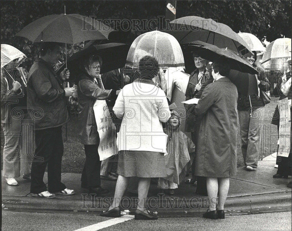 1977 Press Photo Picketing parents Stevenson School students Mercy Sister - Historic Images