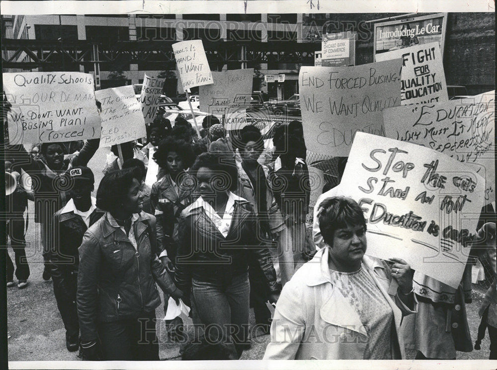 1977 Press Photo Blacks Latinos Orientals rally Daley Civic Center Education - Historic Images