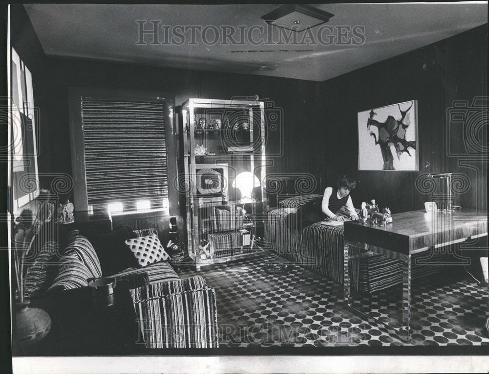 1975 Press Photo Interior Designer Ethel Samuels Plan Pad Young man Skokie - Historic Images