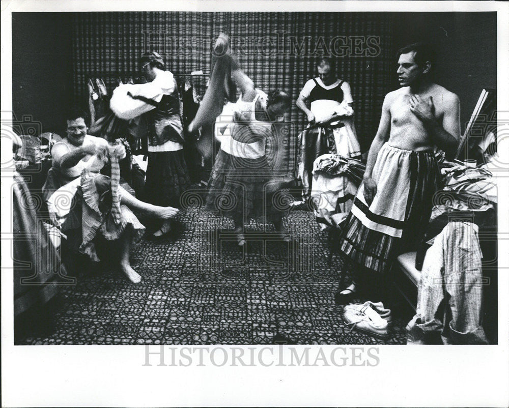 1975 Press Photo Bar Association Chorus Conrad Hilton Hotel dressing room - Historic Images