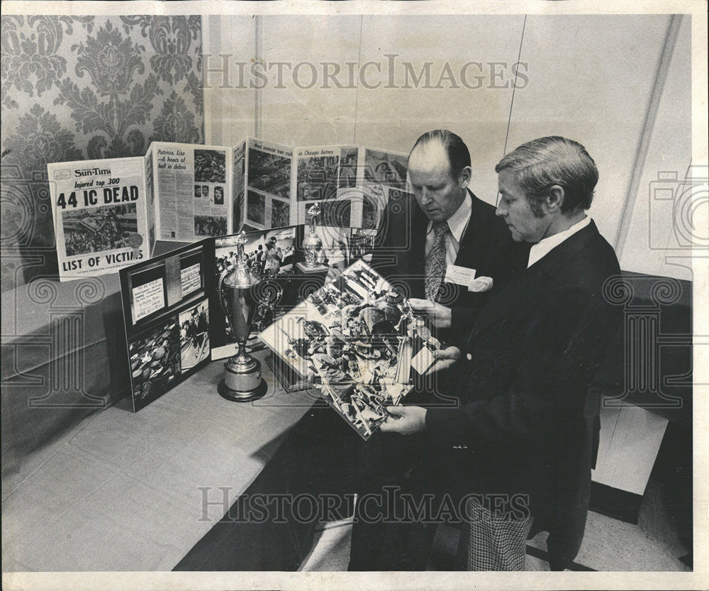 1973 Press Photo Sun Timesman Pete Paters Sweepstake Trophy Inland Daily Press - Historic Images