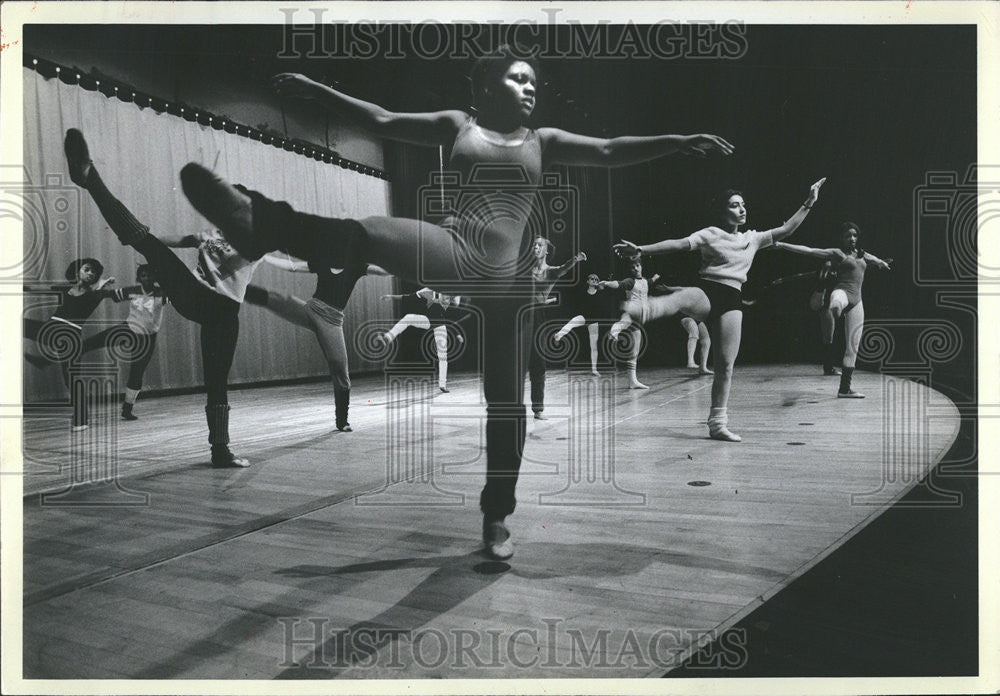 1982 Press Photo Curie High student music synthesizer Dance Drama Soap Opera - Historic Images