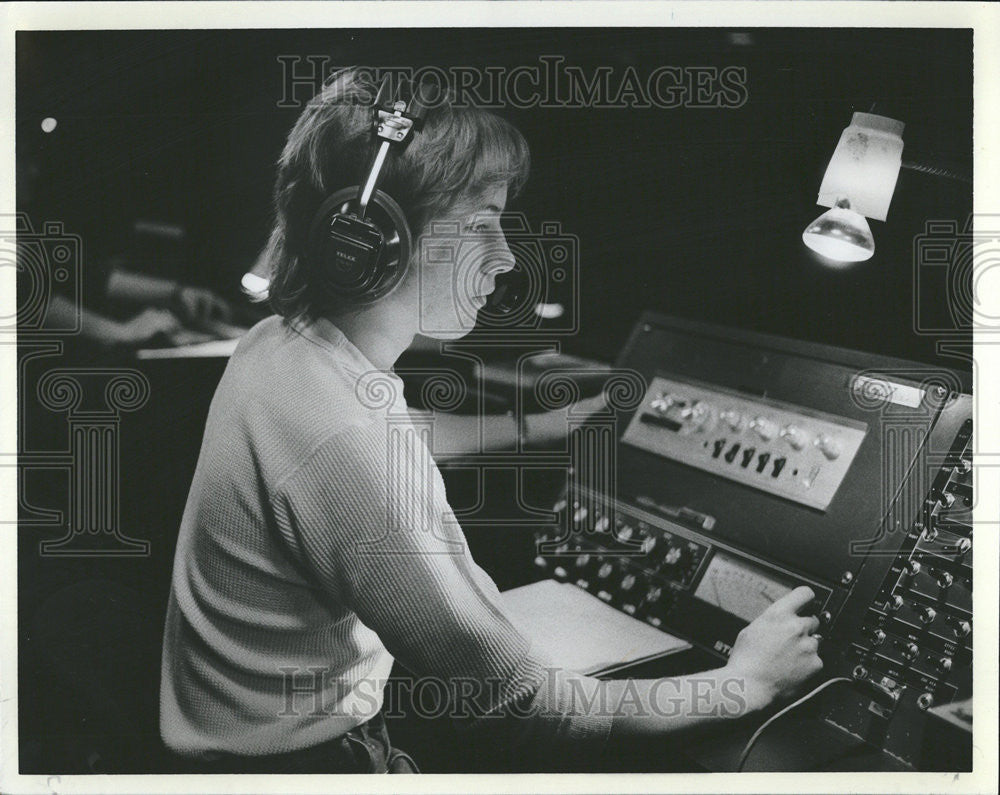 1982 Press Photo Curie High School John Gelsomino Jazz Pix Art TV Studio Class - Historic Images